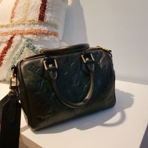 Authentic LOUIS VUITTON Lambskin Embossed Monogram Speedy 22 Bandouliere Black